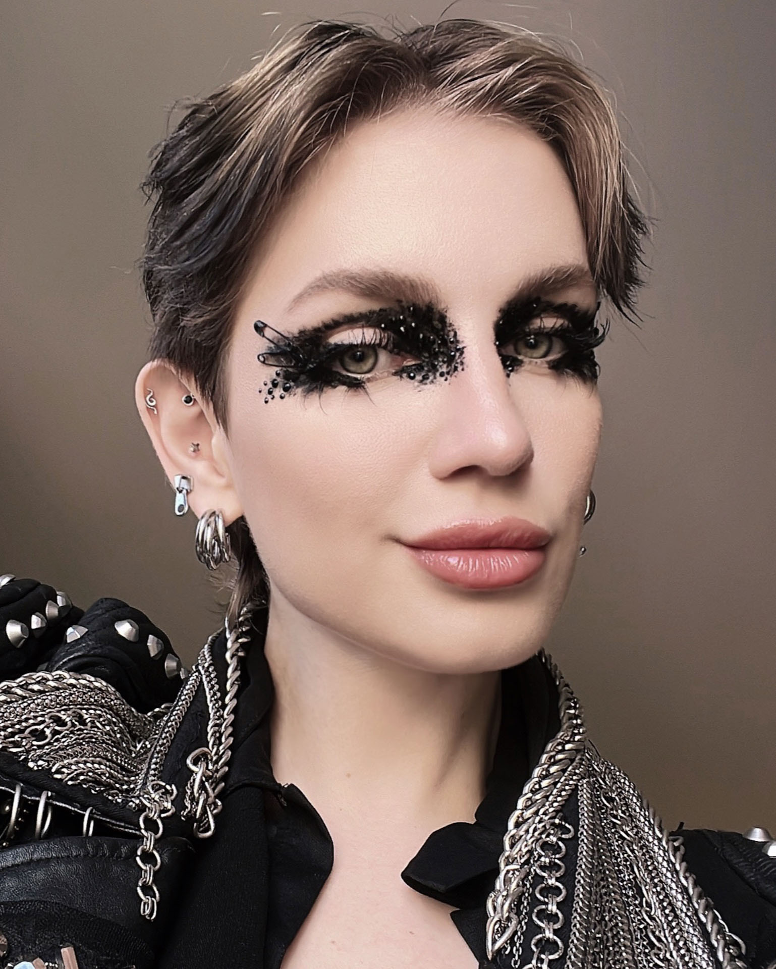 Music artist nomad looking for androgynous, international creative