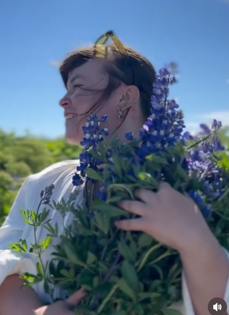 Bookworm babe looking for a reading partner